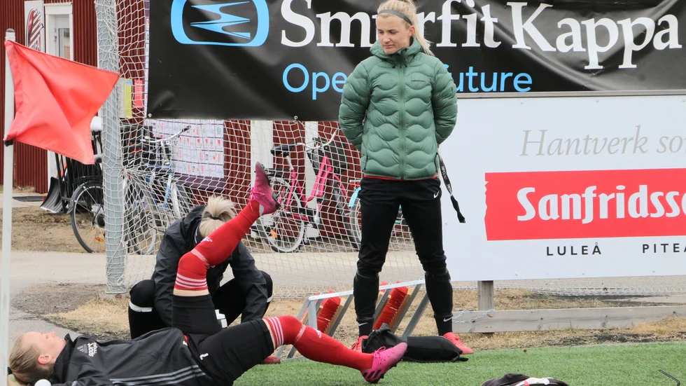 Emelie Lövgren (stående) är tillbaka på LF Arena och tränar med Piteå IF.