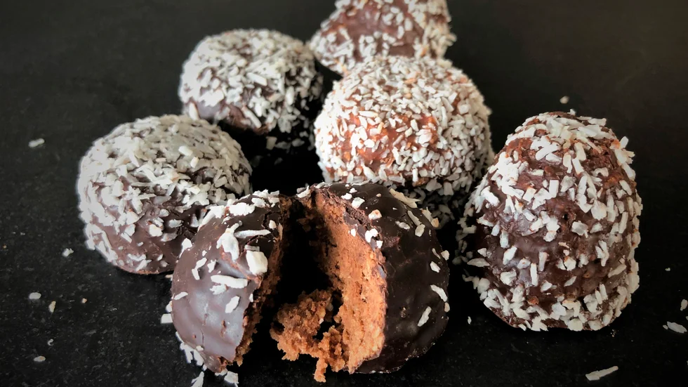 Den 11 maj är det chokladbollens dag. Bakverkets namn har väckt starka känslor och varit omdebatterat genom åren. Sedan 2006 är det officiella namnet chokladboll.