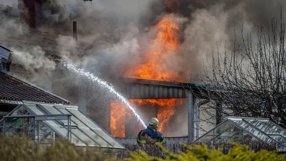 Kraftig villabrand Karlbo utanför Avesta.
