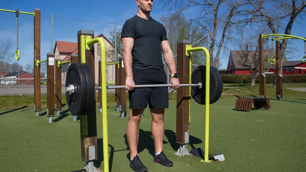 PT:n Viktor Höglund visar hur marklyft ska genomföras i Tegelvikens utegym. På MVT.se kan ni se de träningspass Höglund satt ihop för Tegelvikens och Fålehagens utegym.