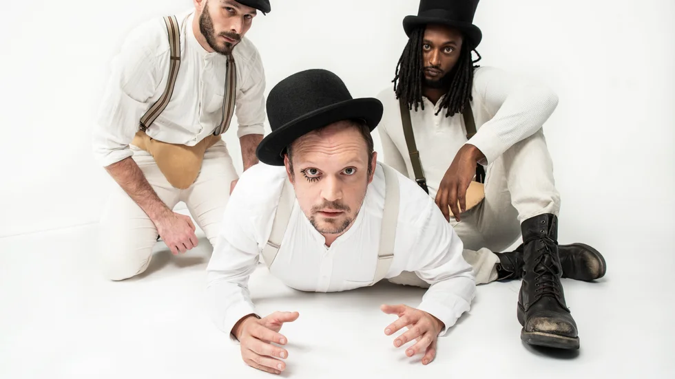  Branne Pavlovic, Jonatan Unge och Ahmed Berhan turnerar med showen "Medelålderskris?" i vår. Premiären äger rum i Eskilstuna den 15 mars. 