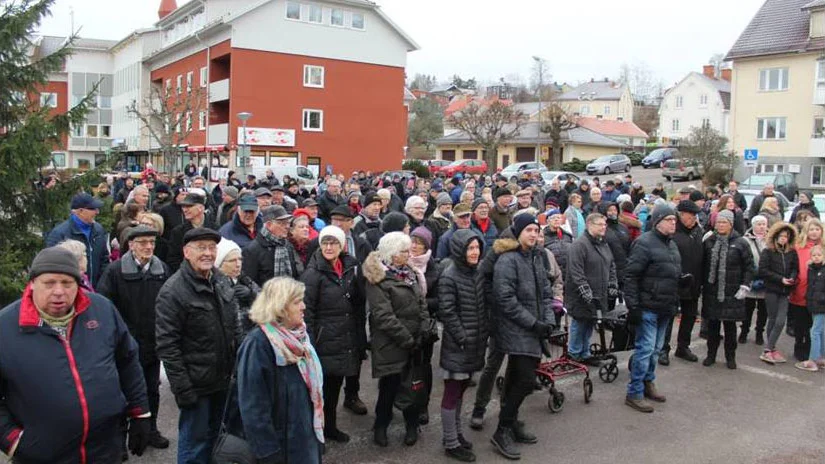 Närmare 500 personer samlades på Stora torget i Kisa när Kisaruschen drogs på nyårsafton 2018. I år blir evenemanget, liksom förra året, digitalt. Det till följd av pandemin och rådande restriktioner. (Arkivbild) 
