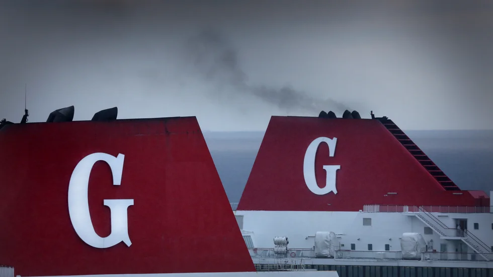 Med de snabbare färjorna ökade energiförbrukningen kraftigt. Utsläppen av växthusgaser mer än tredubblades. Den statliga utredningen ”I en värld som ställer om” vill ha ökat fokus på miljön i nästa upphandling.