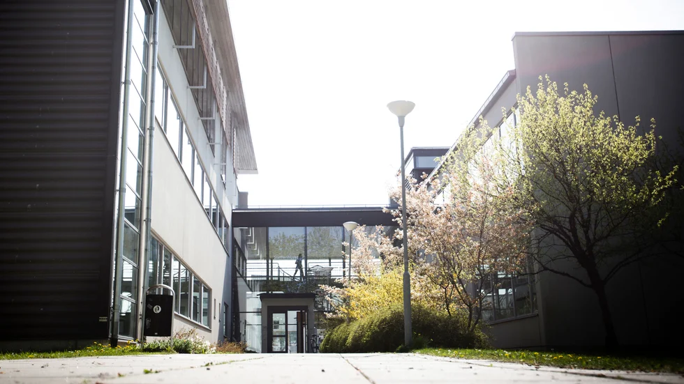Det blir längre skoldagar för de elever som behöver hämta in det kunskapstapp som distansundervisningen inneburit. Om inte det räcker kan det även bli lovskola under sommaren. 