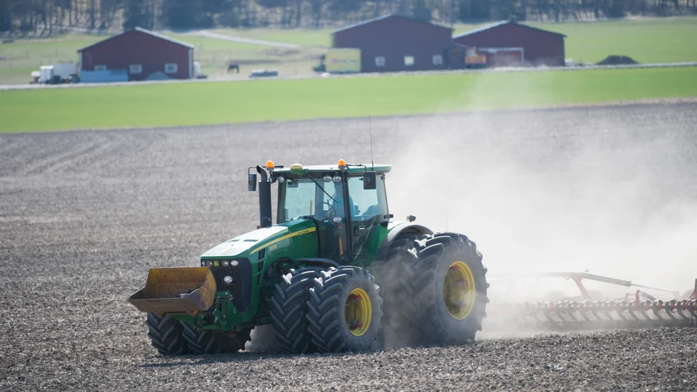 Omställningsanslag till jordbruket kan öka vår självförsörjningsgrad av livsmedel från i dag cirka 50 procent till väsentligt högre nivåer, framhåller debattörerna.