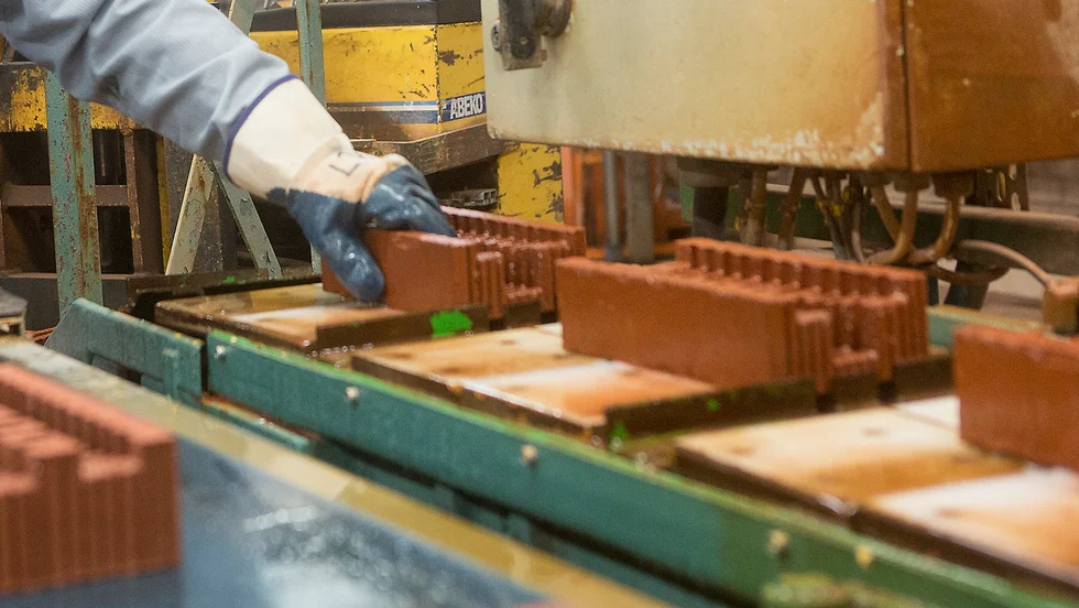 Sedan 60-talet har tegelbalkar tillverkats i Sköldinge, men nu ska fabriken läggas ner.