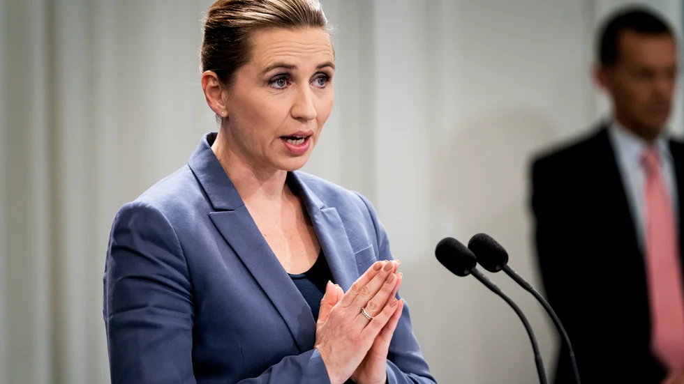 Danmarks statsminister Mette Frederiksen säger i en intervju med dansk tv och nyhetsprogrammet 21 Søndag att hon tror att landet kommer att öppna upp igen långsamt efter påsk.