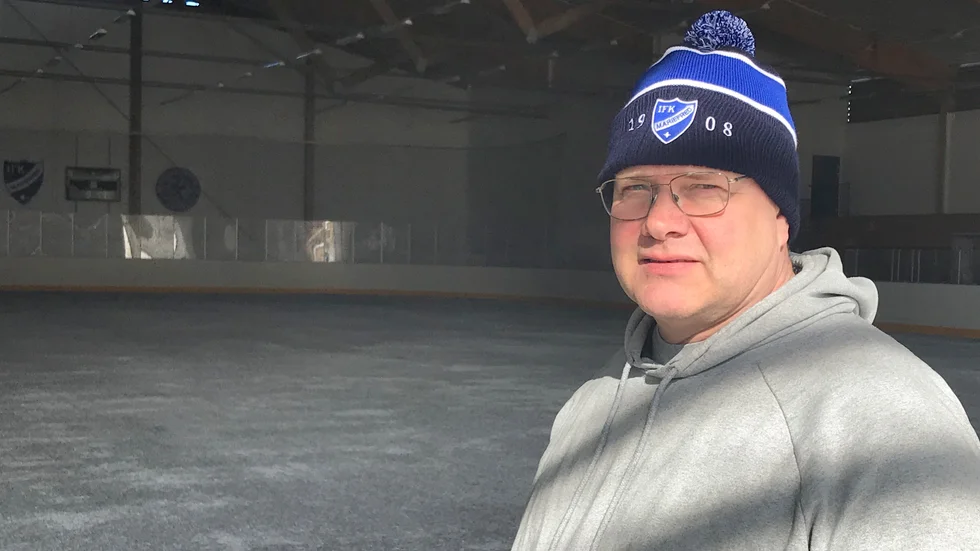 Timmy Cox är klubbchef hos IFK Mariefred som kommit ett steg närmare utbyggnad av isbana till ishall.
