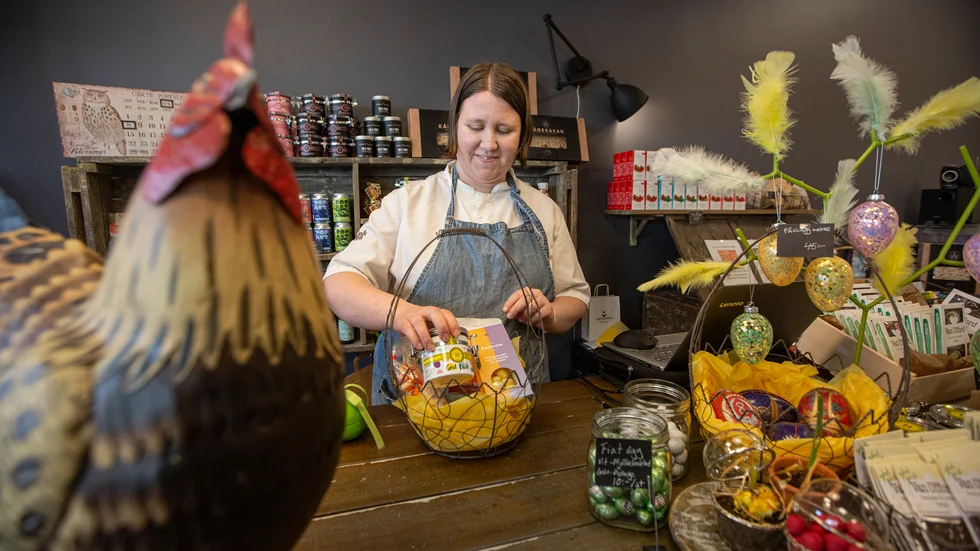 Påskstämningen är på topp i delikatessbutiken. Hemgjorda produkter samsas med lokala varor när Cecilia Lindström packar en matkorg.