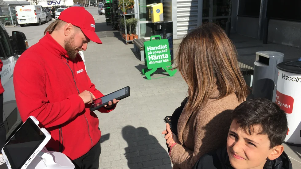 Max Kyander, underläkare, står vid fästingbussen i Märsta. Jakob Yavuz, 10 år är med sina två yngre bröder och mamma Sandra Yavuz, alla ska vaccinera sig.