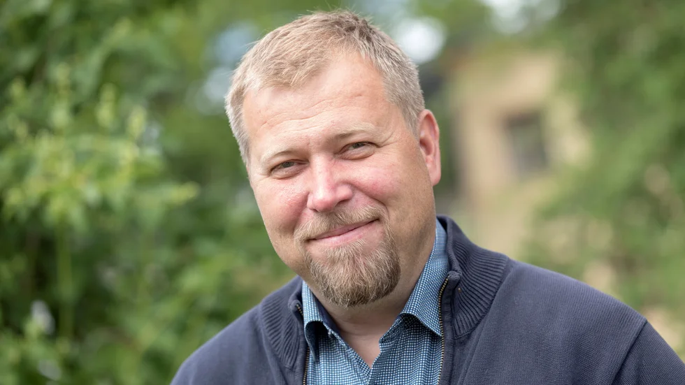 Olle Lundin, professor i förvaltningsrätt vid Uppsala universitet, är mycket kritisk mot hur kommuner i Sörmland hanterat tidningens begäran gällande uppgifter om coronasmitta inom äldreomsorgen.