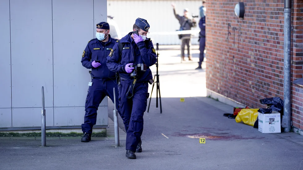 Pojken gick i mellanstadiet vid en skola i Göteborgsstadsdelen Kortedala. Han blev knivhuggen på en parkeringsplats vid skolan.