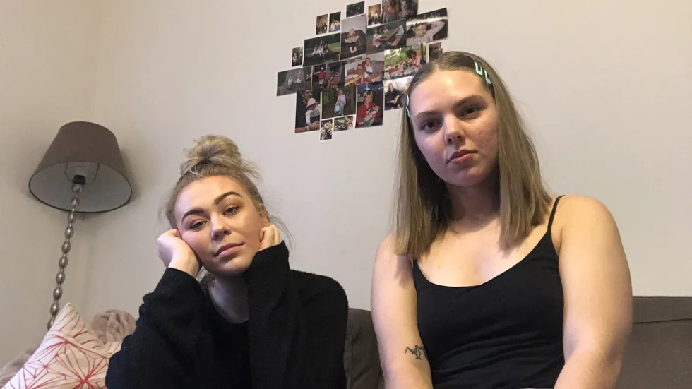 Ebba Collin och Jessica Weslien har levt med utegångsförbudet i nära fyra veckor. Lämnar lägenheten gör de endast för att handla mat eller kasta sopor.