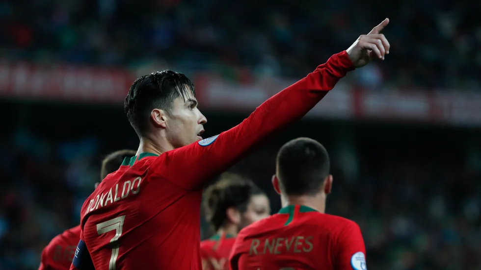 Cristiano Ronaldos Portugal uppges skänka omkring 51 miljoner kronor till amatörfotbollen i landet. Arkivbild.