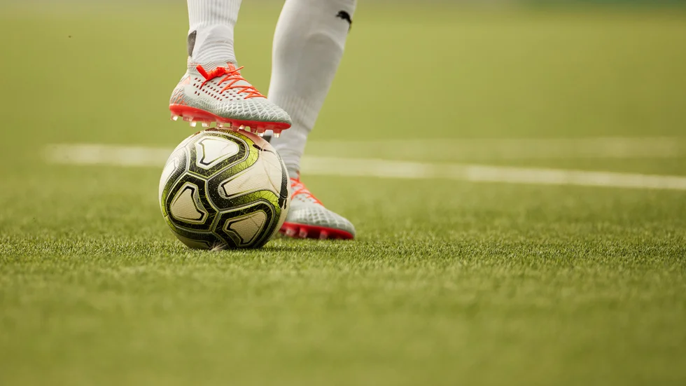 På fredag drar seriespelet i gång för seniorfotbollen i Stockholm – något som flera lag och spelare ställer sig emot på grund av coronakrisen. Arkivbild.