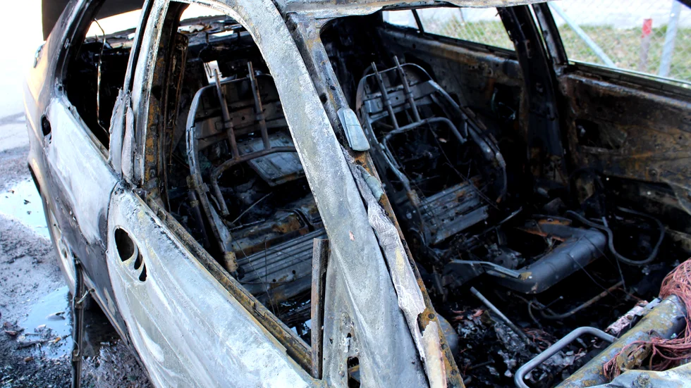 "Bilen stod så pass nära byggnaden att rubriceringen blev grov skadegörelse. Det fanns en ganska stor spridningsrisk till byggnaden, men lyckligtvis hann branden aldrig sprida sig", säger Kim Hild på polisens presstjänst.