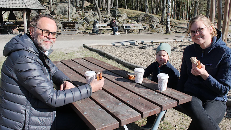 Vidingsjö motionscentrum och en fika i vårsolen är en bra kombo, tycker Åke Albertsson och dottern Elin Albertsson med sonen Odd Detlefsen, snart 3 år.