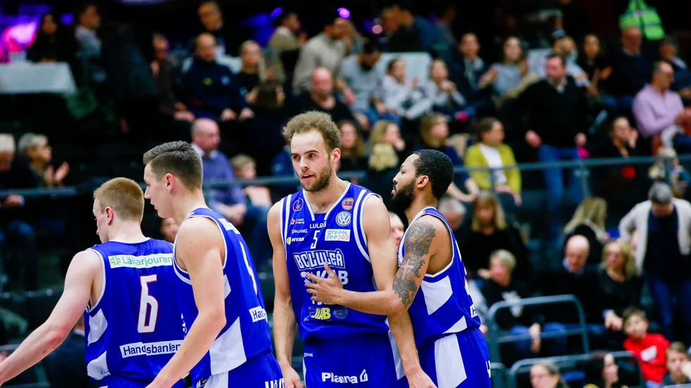 Denzel Andersson kan göra en återkomst till Luleå. Han och BC håller kontakten efter hans kontrakt bröts av italienska Varese.