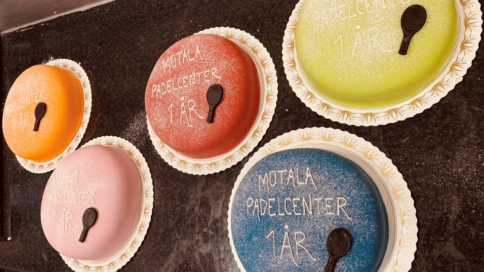 Tårta för Motala padelcenter på ettårsdagen i veckan. Det blev ett litet firande i hallen, trots coronakrisen. Nu blickas det framåt, mot framtiden.