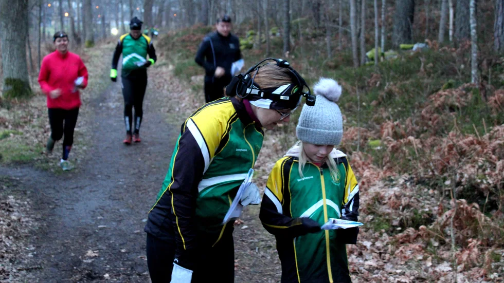 Orientering. Matilda Bohl och ungdomstränaren Martina Sinai gör sällskap i kväll.