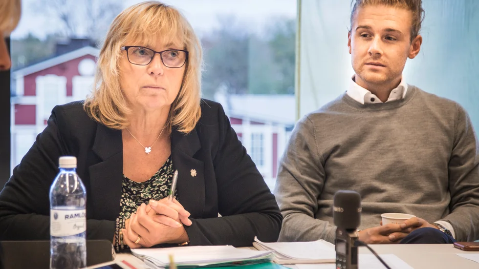 Eva Nypelius (C) och Jesper Skalberg Karlsson slipper undan kritik från de borgerliga ledarsidorna trots prognos som visar på ett katastrofalt underskott.