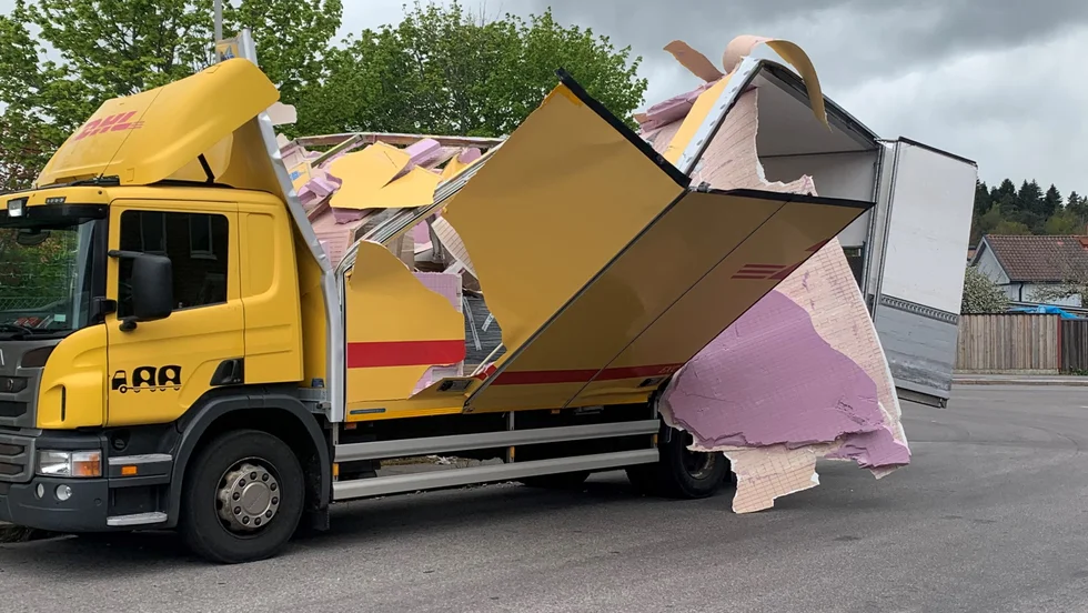 Skadorna på lastbilen blev omfattande efter brokrocken.