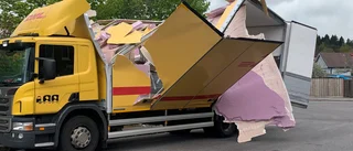 Tågtrafikstopp efter att lastbil rammade bro - gatan fylldes med delar av lasten