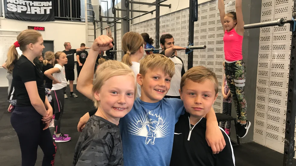 Crossfit är inte bara för stora, starka och alerta vuxna. Sporten går också bra för mindre, men ändå starka och alerta barn. Här ses grabbarna Elias Cederqvist, Thor Hagman och Amadeus Svahn under träningen i Motala på söndagen.