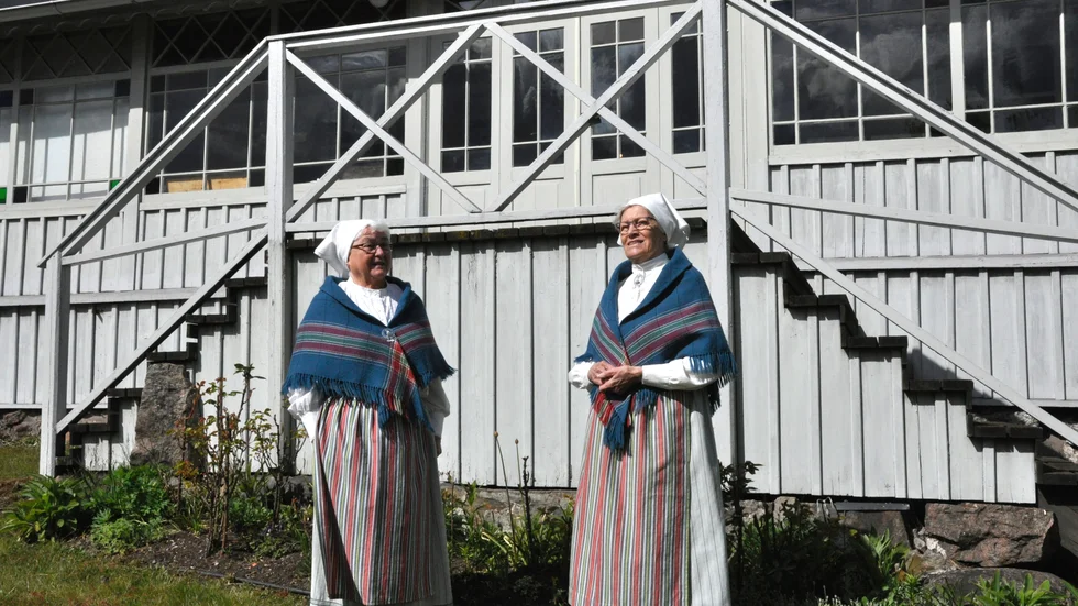Mayvor Lundberg och Kerstin Lindh visar upp Oxelösunds hembygdsdräkt. 