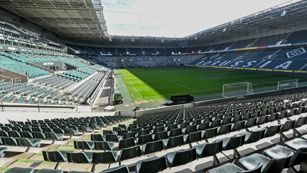 Tomma läktare – men publikljud ändå. Det erbjuder tv-kanalen Sky sina tittare. Här är Borussia Mönchgengladbachs hemmaarena.