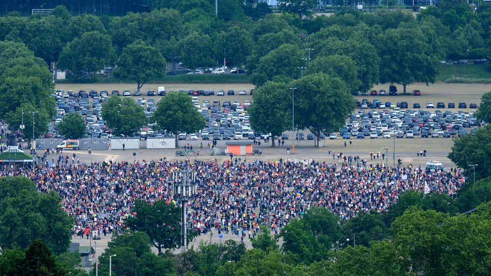 Demonstranter protesterar mot coronarestriktioner i Stuttgart lördagen 9 maj.