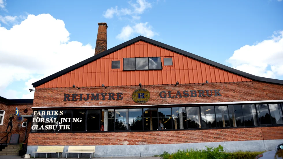 Hembygdsföreningen Gamla Reijmyre får 40 000 kronor för att se till att Reijmyre glasbruks arkiv kan bevaras.