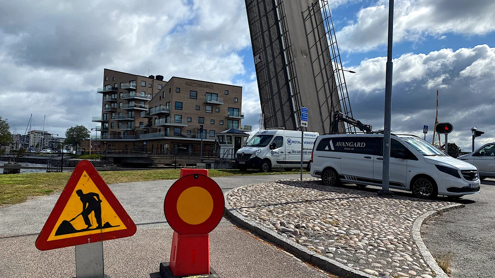 Åratal av slitage, bland annat från vägsalt på vägen ovanför, har lett till att bron succesivt förflyttat sig utåt och nu kärvade när den skulle öppnas.