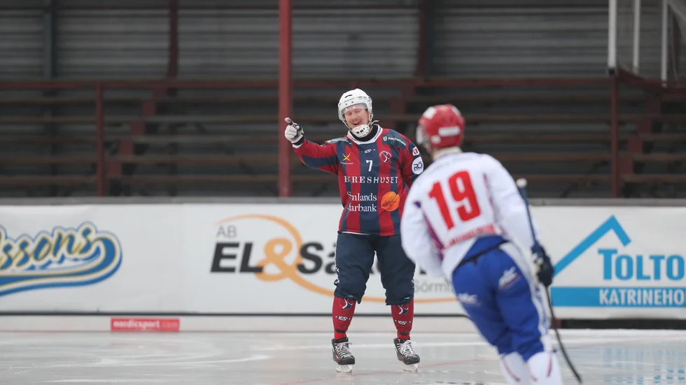 KVBS flyttar sin allsvenska match medan IFK Kungälv vägrar spela borta, på en hel månad.