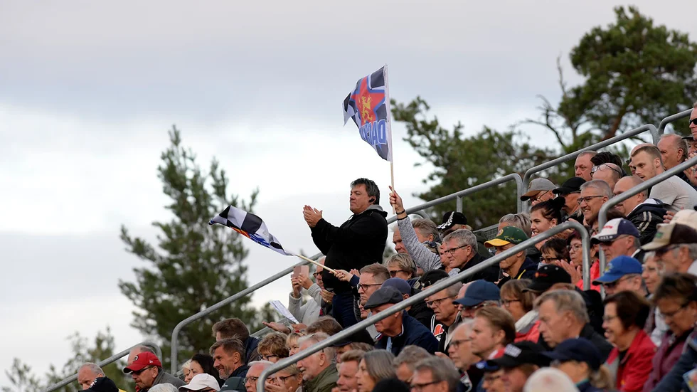 Dackarna hoppas på att kunna ta emot 500 åskådare när serien drar igång i juni.
