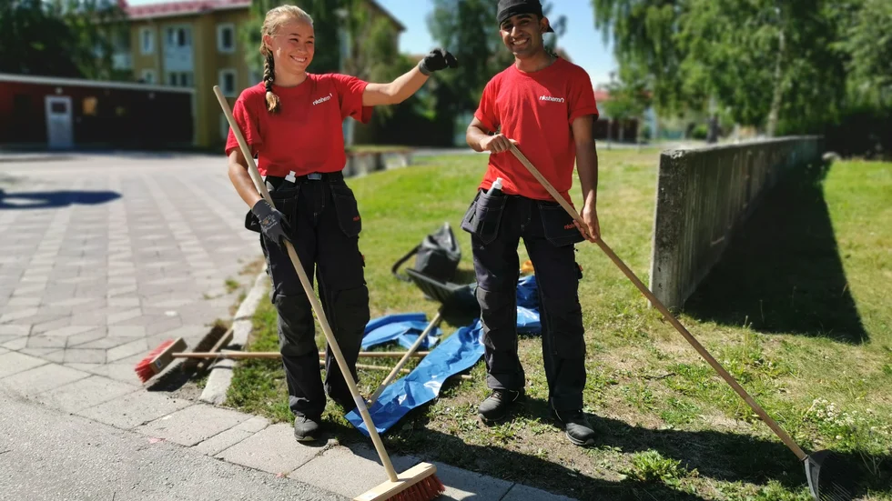 Arbetskompisarna Sohail Khalid och Alina Vasara är tacksamma över sommarjobbet.