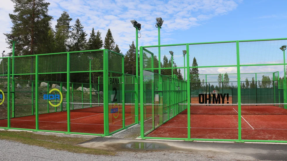Två padelbanor finns redan på plats vid goldklubben. Nu ska det byggas en padelhall också vilket dagens insändare ifrågasätter.
