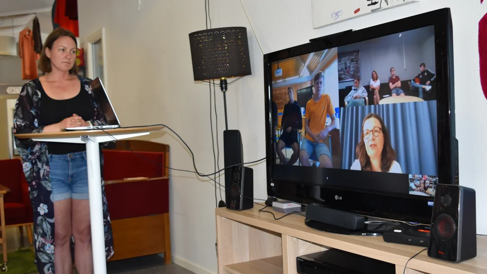 Fritidsledare Camilla Karlsson såg till att tekniken fungerade när ungdomar i Vimmerby, Hultsfred och Oskarshamn hade ett videomöte med utrikesminister Anna Ekström.