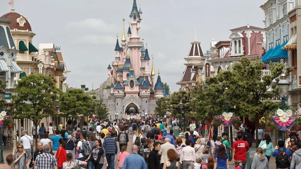 Disneyland utanför Paris öppnar igen. Men så här tätt med folk kommer det inte att bli av virusskäl. Arkivbild.