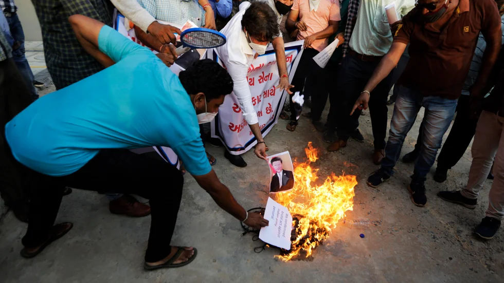 Den kinesiske presidenten Xi Jinpings porträtt bränns under en protest i indiska Ahmedabad sedan tre indiska soldater dödats vid en omdiskuterad gränsövergång.