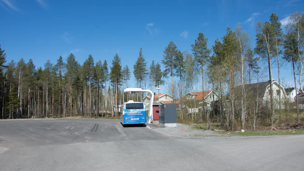 Laddplatsen för elbussarna måste flyttas till en ny plats när Kronanvägen byggs, eftersom den ligger i vägen. Laddplatsen kommer att flyttas ett par 100 meter österut. 