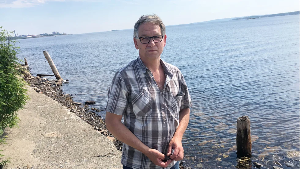 Christer Svensson är projektledare på Skellefteå kommun. Här står han på den gamla kolkajen som är en del i projektet.