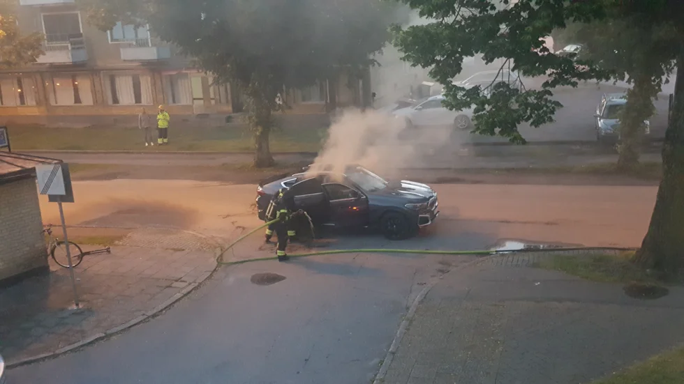 En bil började brinna under söndagskvällen.