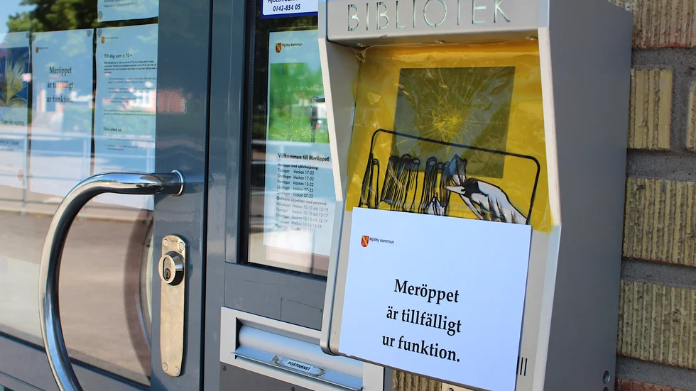 Någon har krossat kodskärmen som behövs för att komma in på meröppet i Mantorp.