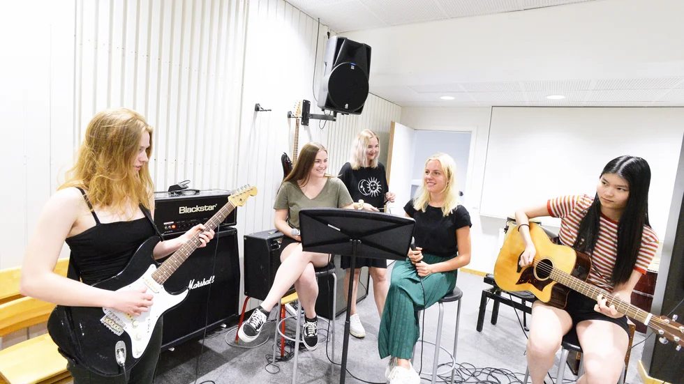 Paula Sjöberg, Filippa Boman, Hilda Stenlund, Maja Vallgren och Lovisa Holmgren tar alla studenten från Estetiska programmet med inriktning musik imorgon tisdag. De berättar om hur det är att studera musik på distans. 