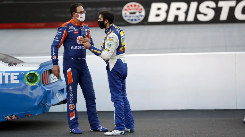 Det var upprörda känslor sedan Joey Logano och Chase Elliot i kamp om ledningen fick närkontakt med ett varv kvar, vilket gjorde att flera förare kunde passera dem.