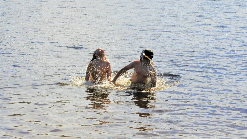 Liam Sandström och Rasmus Wallström doppade sig i Talvatissjön i rekordvärmen.