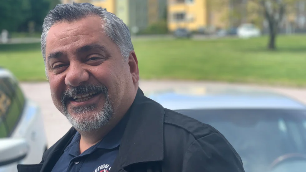 "Jag är en rolig kille och skäms inte. Jag säger mina svagheter och tar hjälp om jag behöver. Jag är hjälpsam och tycker om alla – oavsett religion men jag hatar mobbare", säger Adnan Ergül. 