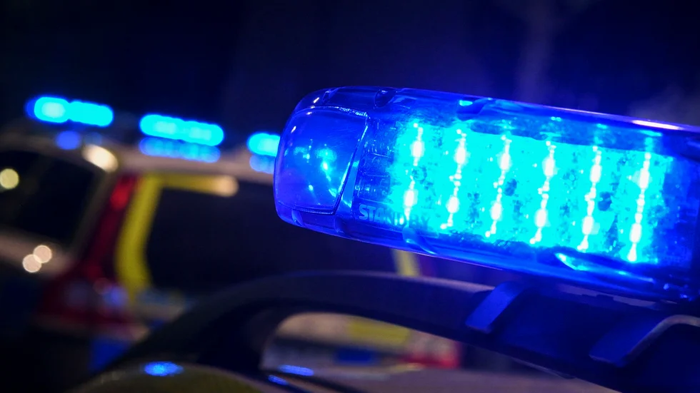 Ett flertal personer ringde polisen sedan de sett en man med ett gevär i Katrineholm.