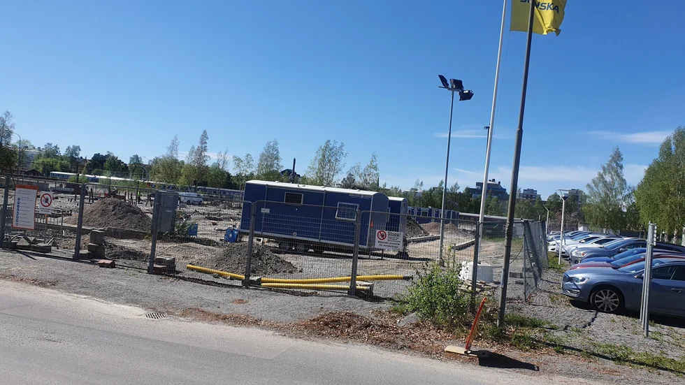 Här är tomten på Östermalm där Skanska ska bygga kontor åt Mobilaris, första spadtag sker nästa vecka. Skanska söker även planändring för att kunna bygga mer  och högre på fastigheten.